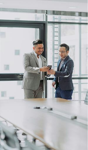 会議室の男性2人